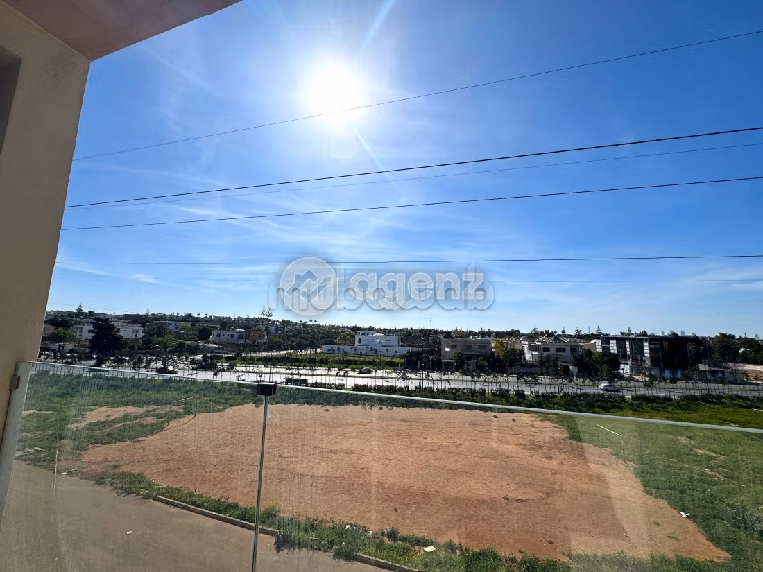 Splendido appartamento in vendita a Californie. Superficie 202 m². Ascensore e posto auto