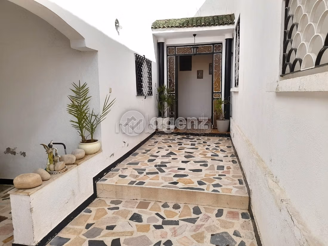 Magnífica villa en venta en Ain Borja. 5 dormitorios. Bodega, gran terraza