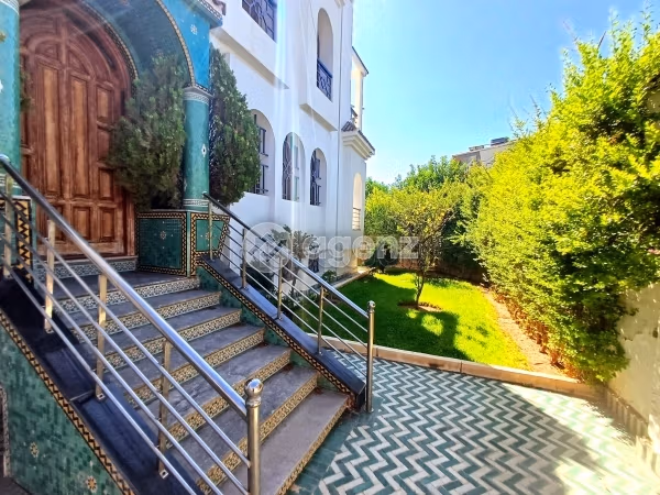 Villa's en luxe woningen te koop in Champ de course. Oppervlakte 411 m²