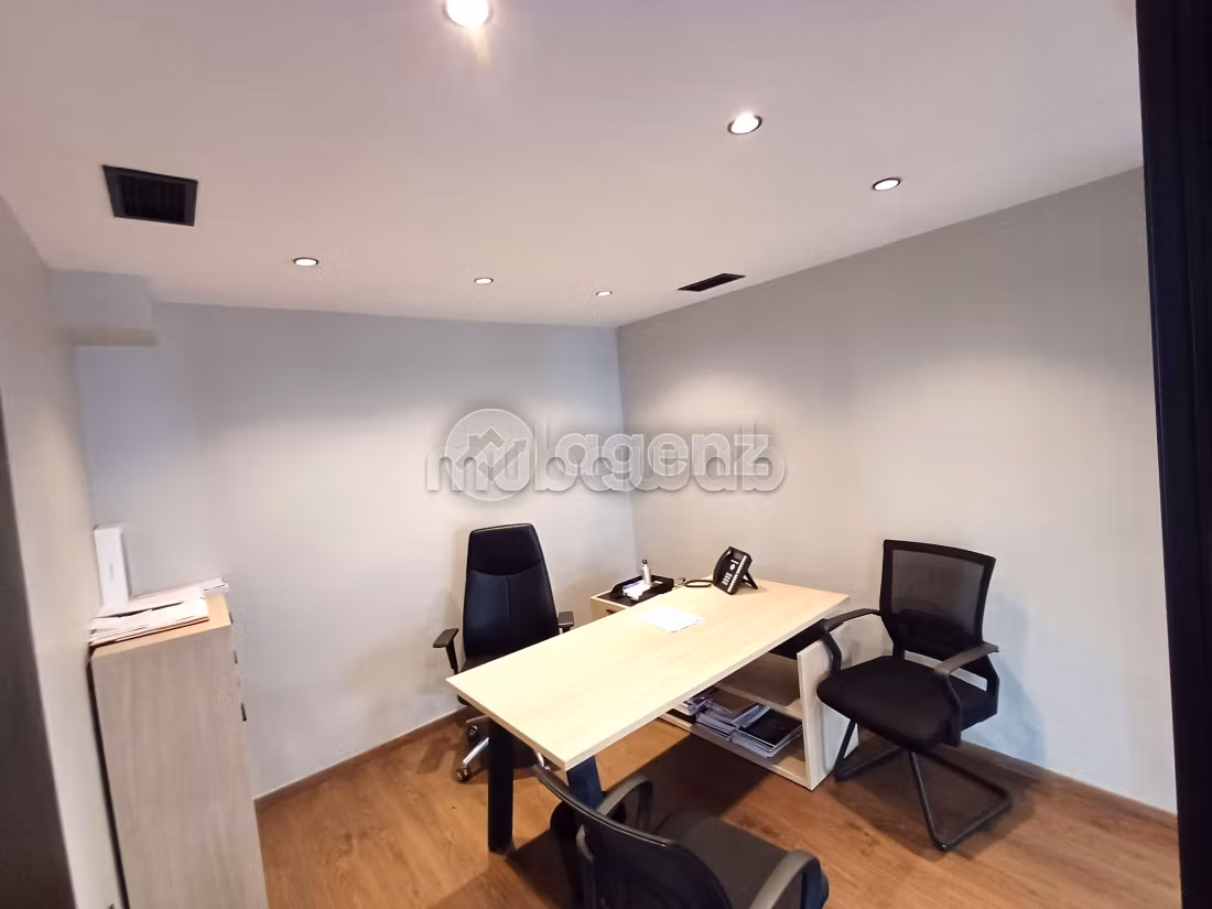 Oficinas en alquiler en Maârif Extension. Area 113 m². Sin ascensor