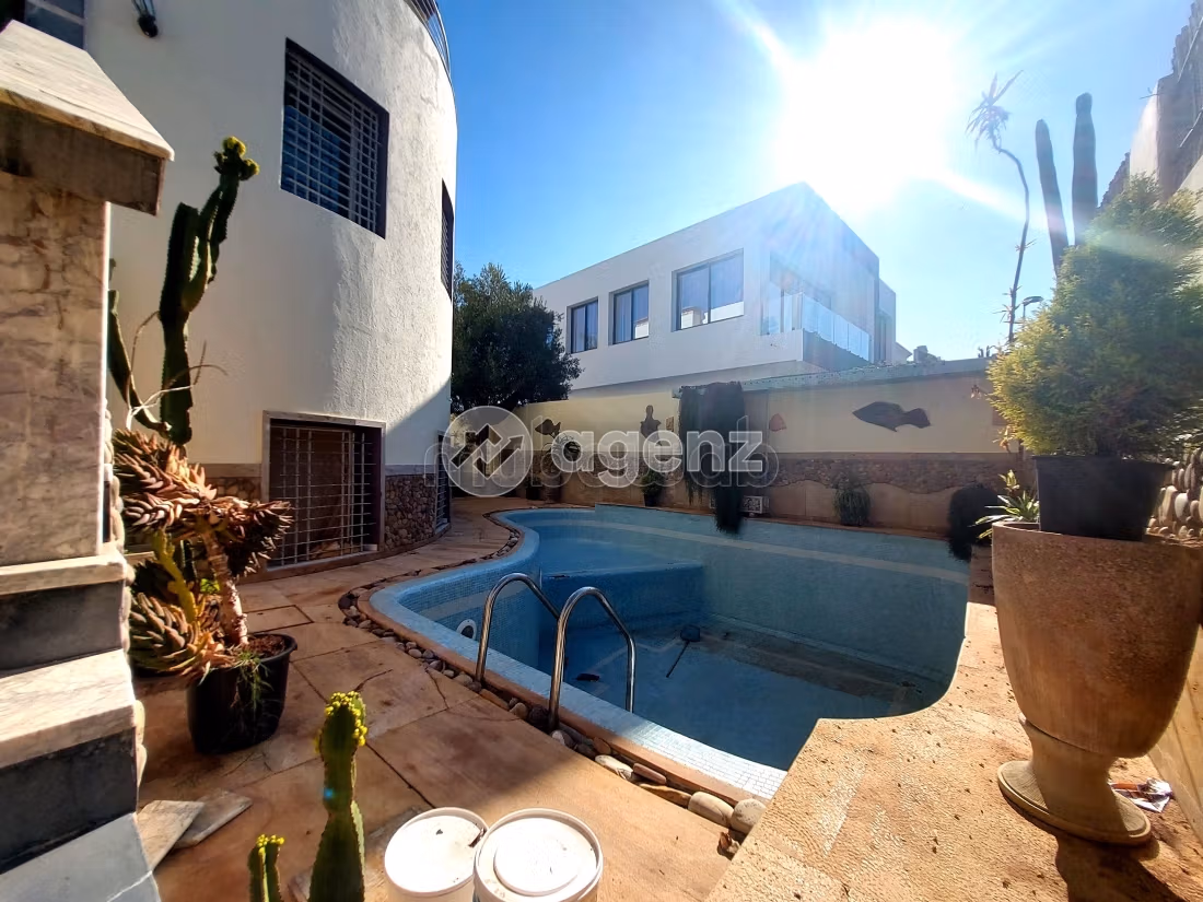 Luxury villa for sale. Large area 380 m². Parking spaces and garden