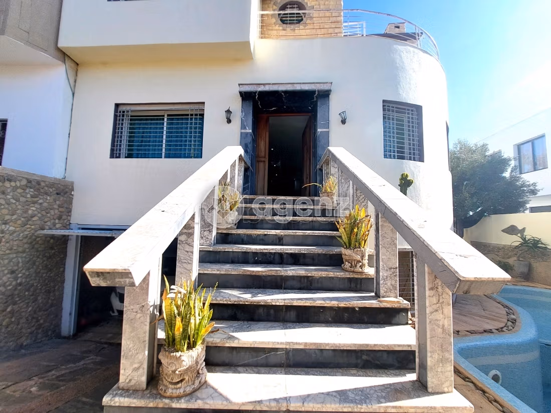 Luxury villa for sale. Large area 380 m². Parking spaces and garden