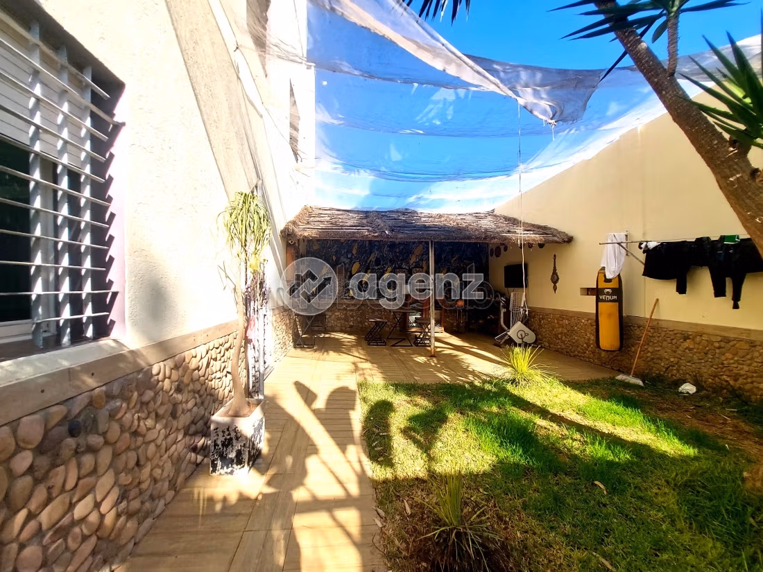 Luxury villa for sale. Large area 380 m². Parking spaces and garden