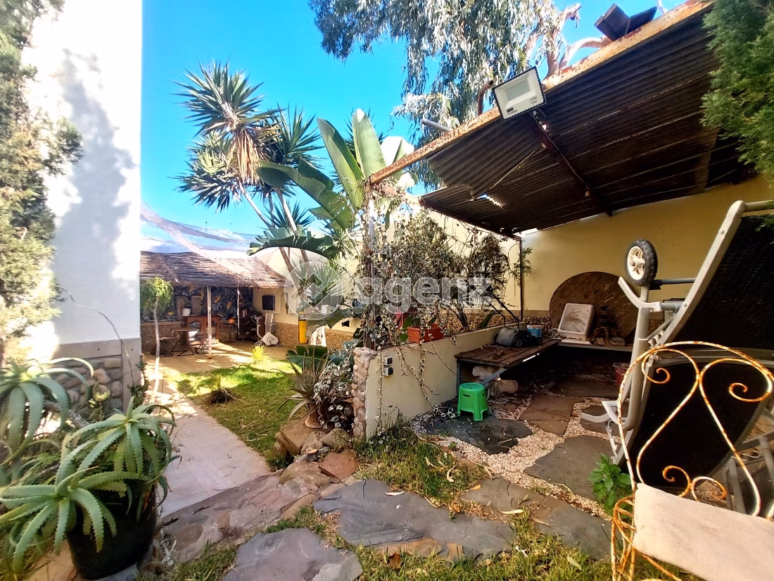 Luxury villa for sale. Large area 380 m². Parking spaces and garden