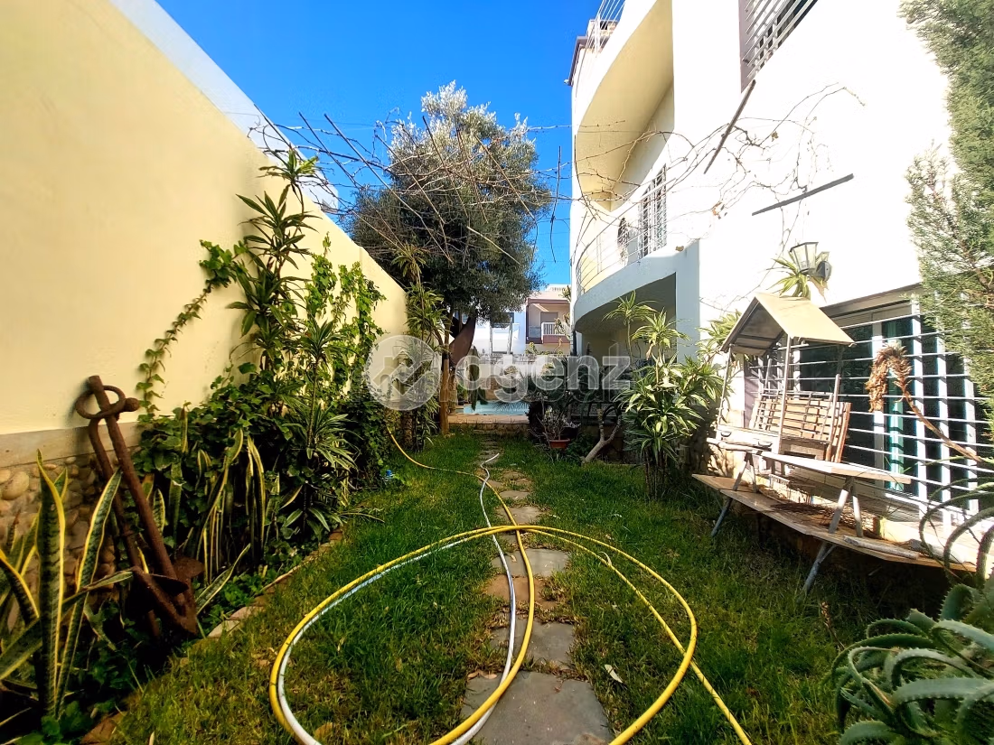 Luxury villa for sale. Large area 380 m². Parking spaces and garden