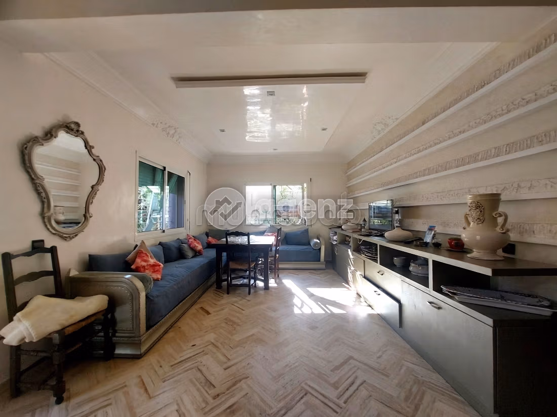 Luxury villa for sale. Large area 380 m². Parking spaces and garden