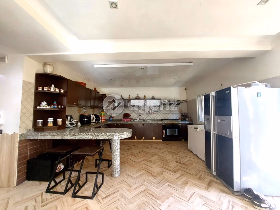 Luxury villa for sale. Large area 380 m². Parking spaces and garden