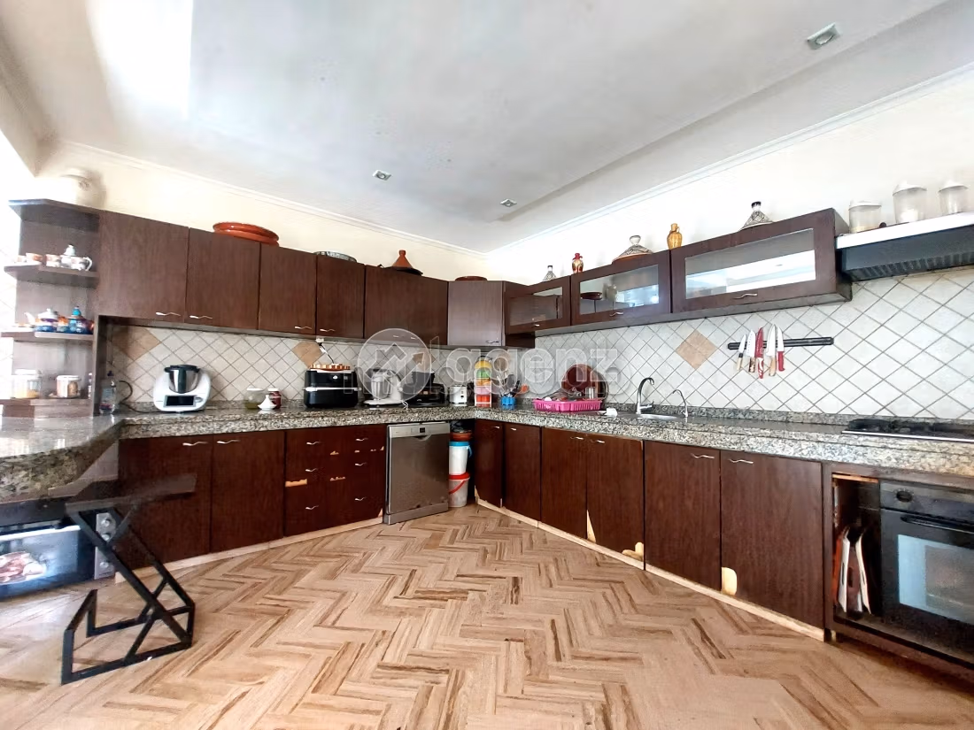 Luxury villa for sale. Large area 380 m². Parking spaces and garden