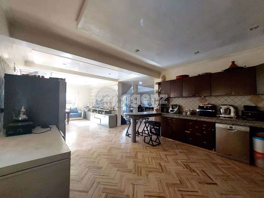 Luxury villa for sale. Large area 380 m². Parking spaces and garden