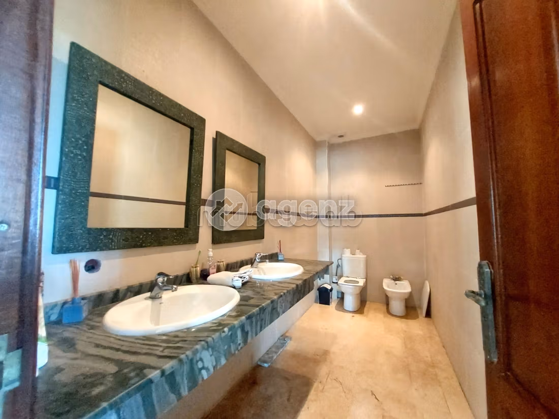 Luxury villa for sale. Large area 380 m². Parking spaces and garden