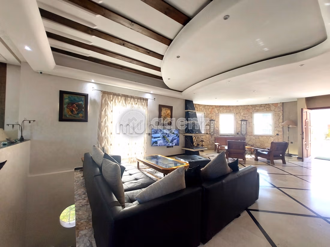 Luxury villa for sale. Large area 380 m². Parking spaces and garden