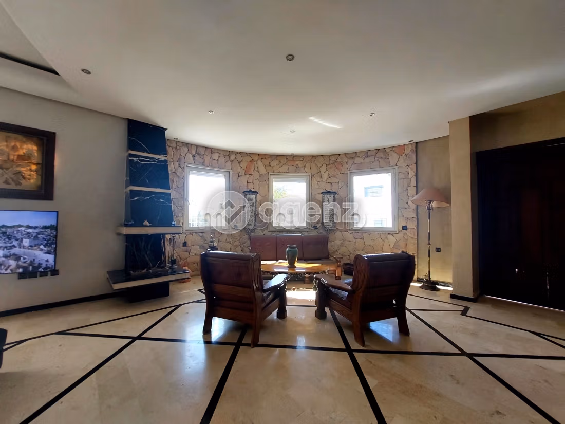 Luxury villa for sale. Large area 380 m². Parking spaces and garden