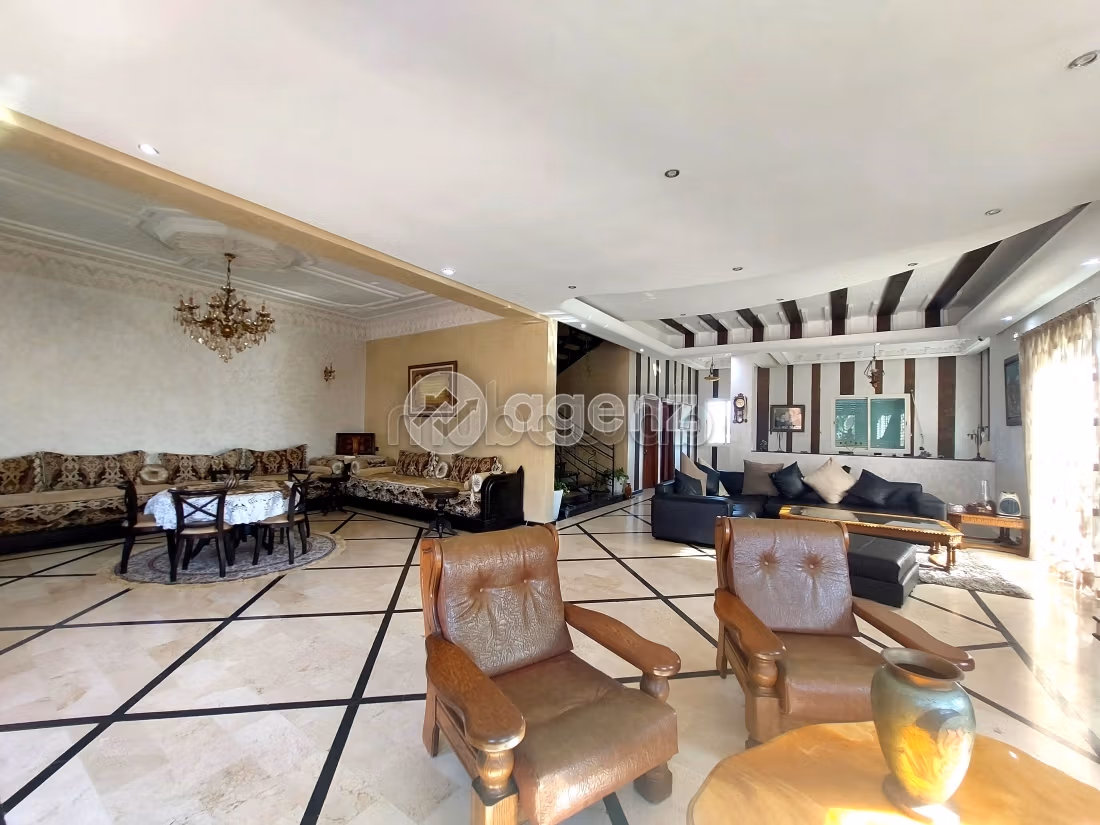Luxury villa for sale. Large area 380 m². Parking spaces and garden
