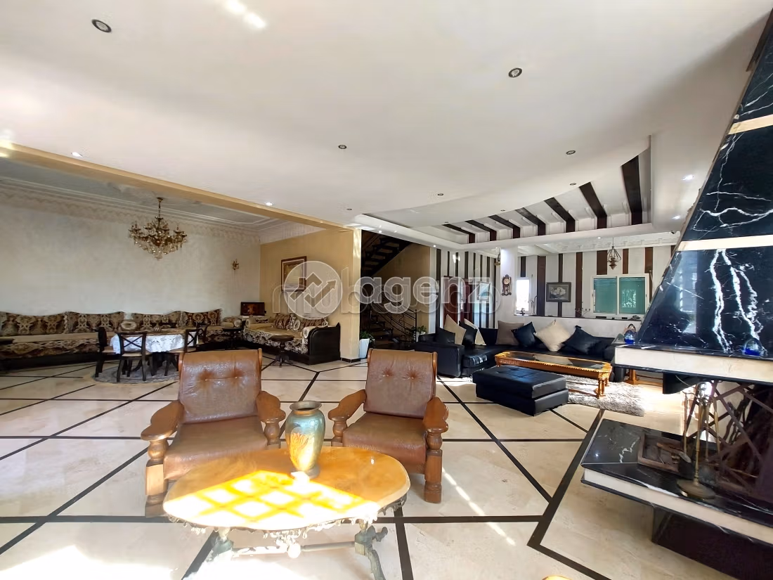 Luxury villa for sale. Large area 380 m². Parking spaces and garden