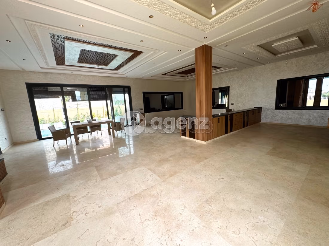 Fabulous villa for sale in Route Amizmiz. Surface area 626 m². Garden and garage