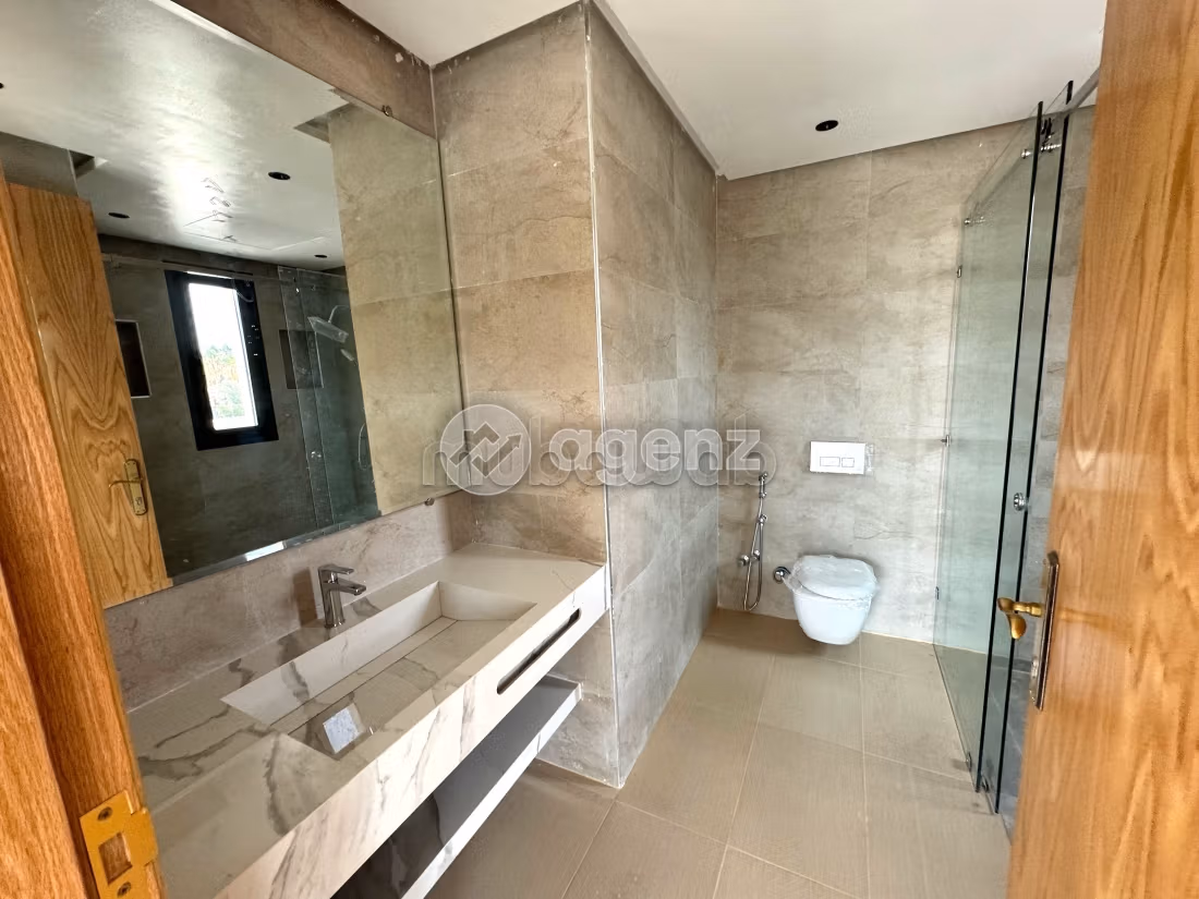 Fabulous villa for sale in Route Amizmiz. Surface area 626 m². Garden and garage