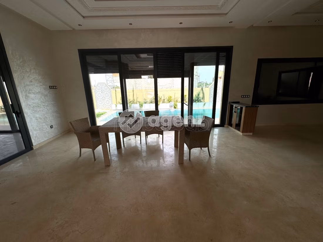 Fabulous villa for sale in Route Amizmiz. Surface area 626 m². Garden and garage
