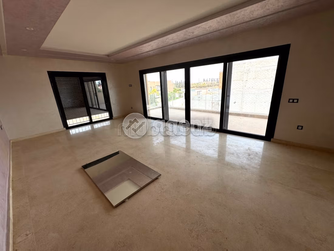 Fabulous villa for sale in Route Amizmiz. Surface area 626 m². Garden and garage