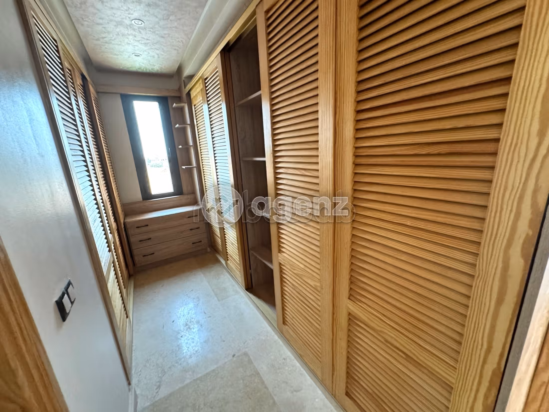 Fabulous villa for sale in Route Amizmiz. Surface area 626 m². Garden and garage