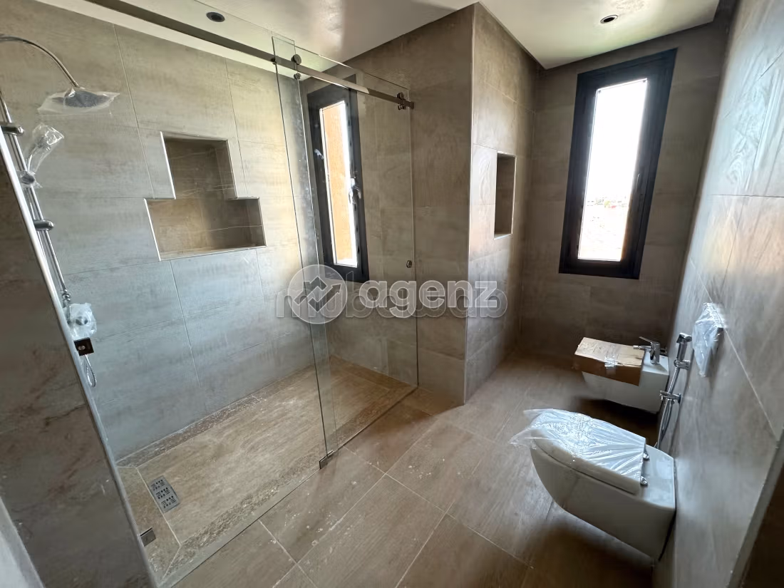Fabulous villa for sale in Route Amizmiz. Surface area 626 m². Garden and garage