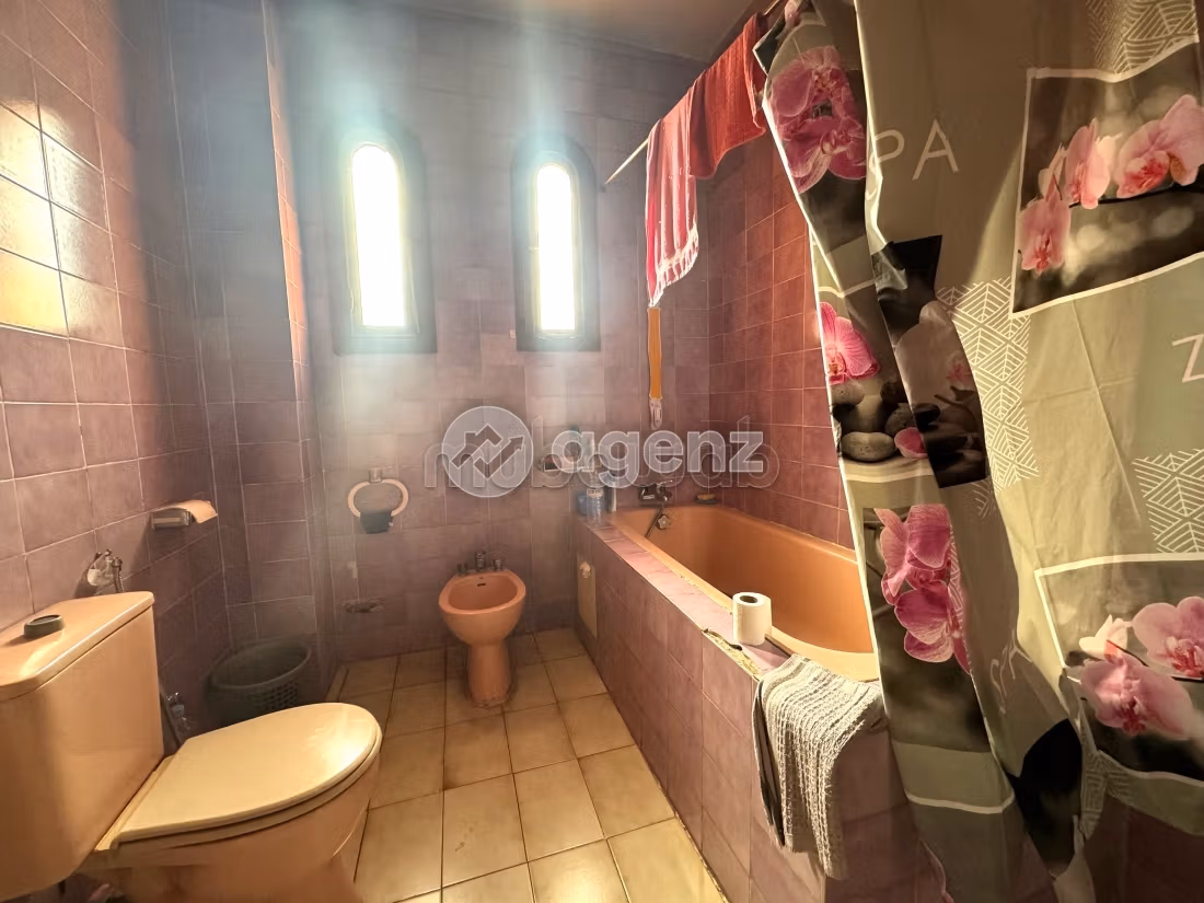 Magnífica villa en venta en Ain Chock. 4 dormitorios. Chiminea operativa