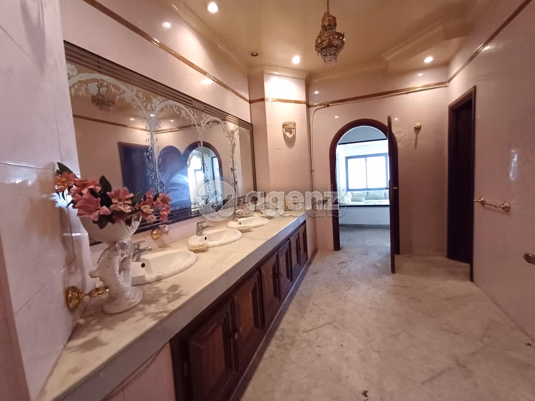 High quality villa for sale in Californie. Area of 3112 m². Green areas, Parking spaces for cars