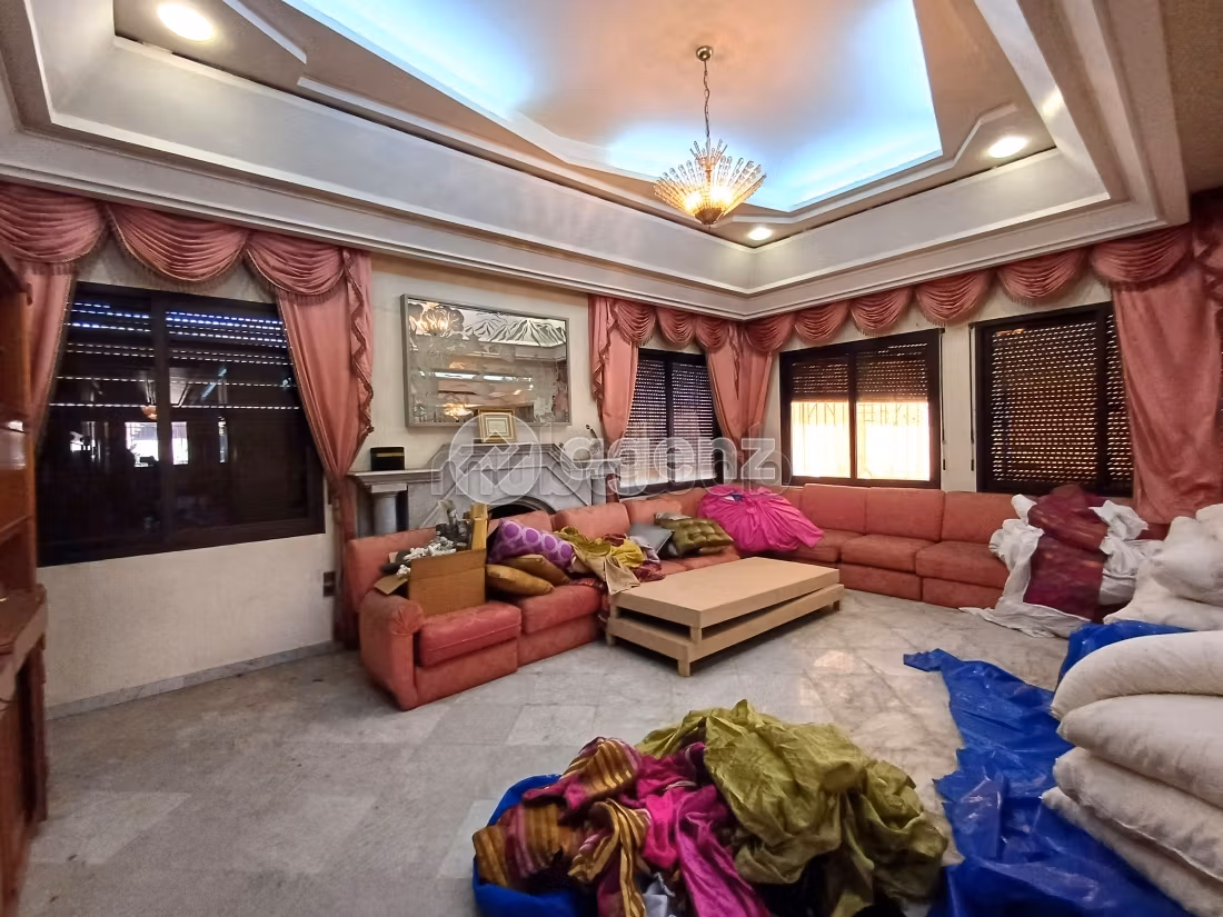 High quality villa for sale in Californie. Area of 3112 m². Green areas, Parking spaces for cars