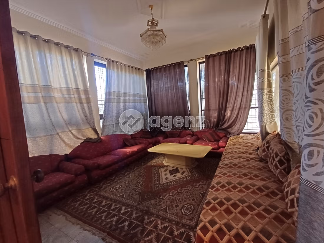 High quality villa for sale in Californie. Area of 3112 m². Green areas, Parking spaces for cars