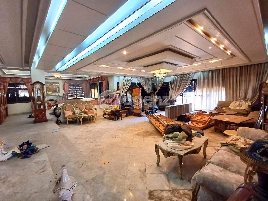 High quality villa for sale in Californie. Area of 3112 m². Green areas, Parking spaces for cars