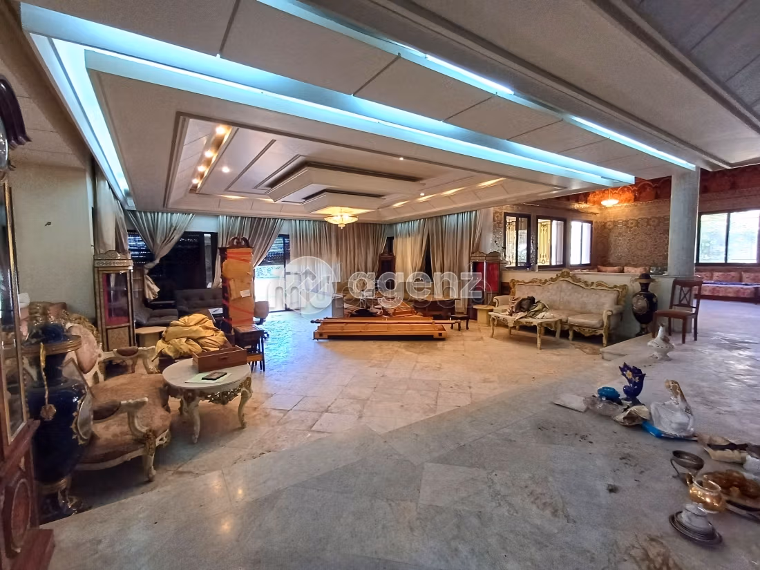 High quality villa for sale in Californie. Area of 3112 m². Green areas, Parking spaces for cars