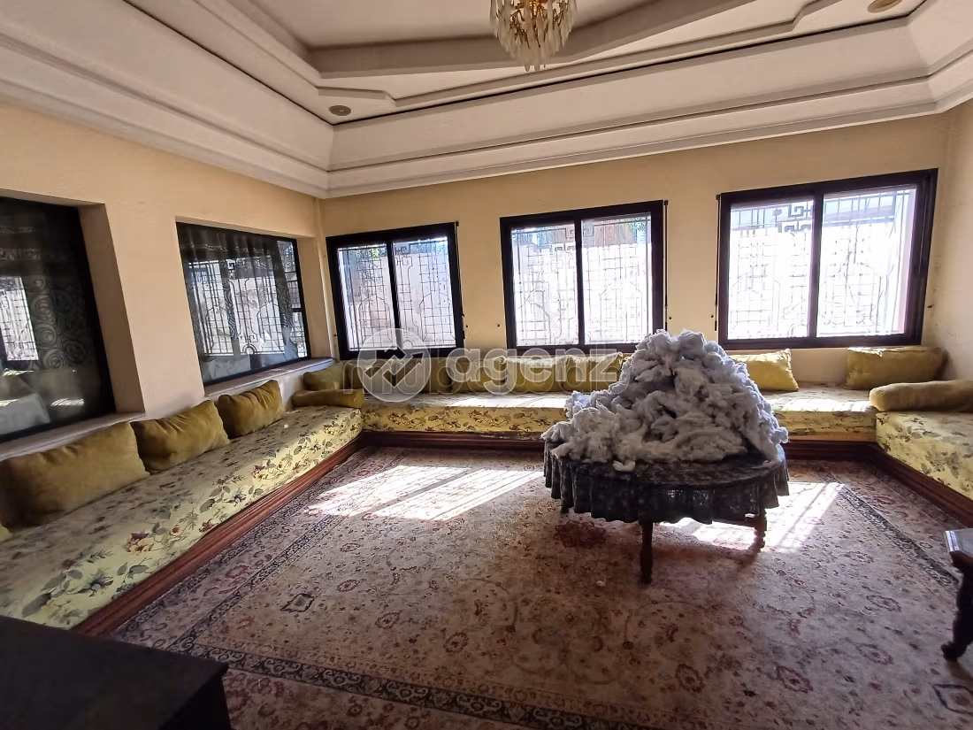 High quality villa for sale in Californie. Area of 3112 m². Green areas, Parking spaces for cars