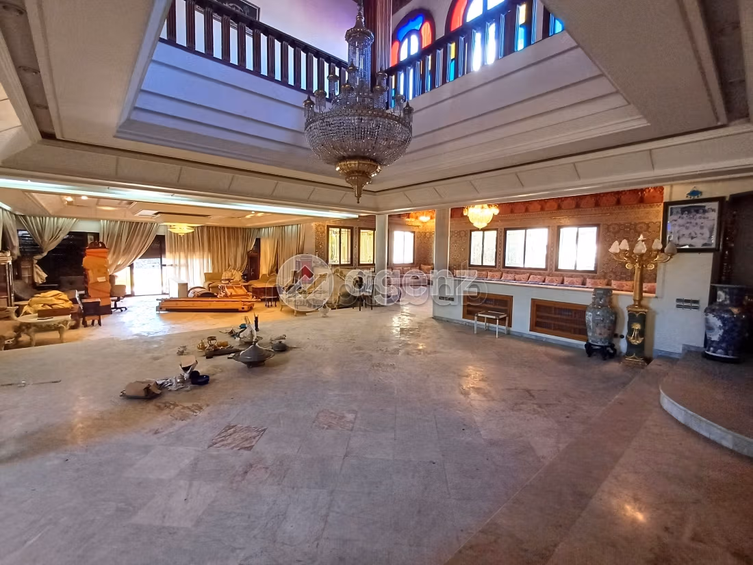 High quality villa for sale in Californie. Area of 3112 m². Green areas, Parking spaces for cars