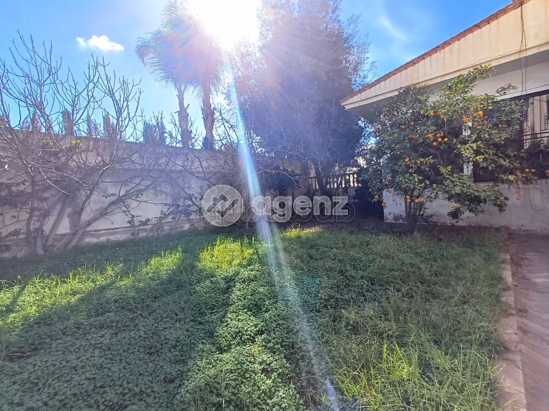 High quality villa for sale in Californie. Area of 3112 m². Green areas, Parking spaces for cars