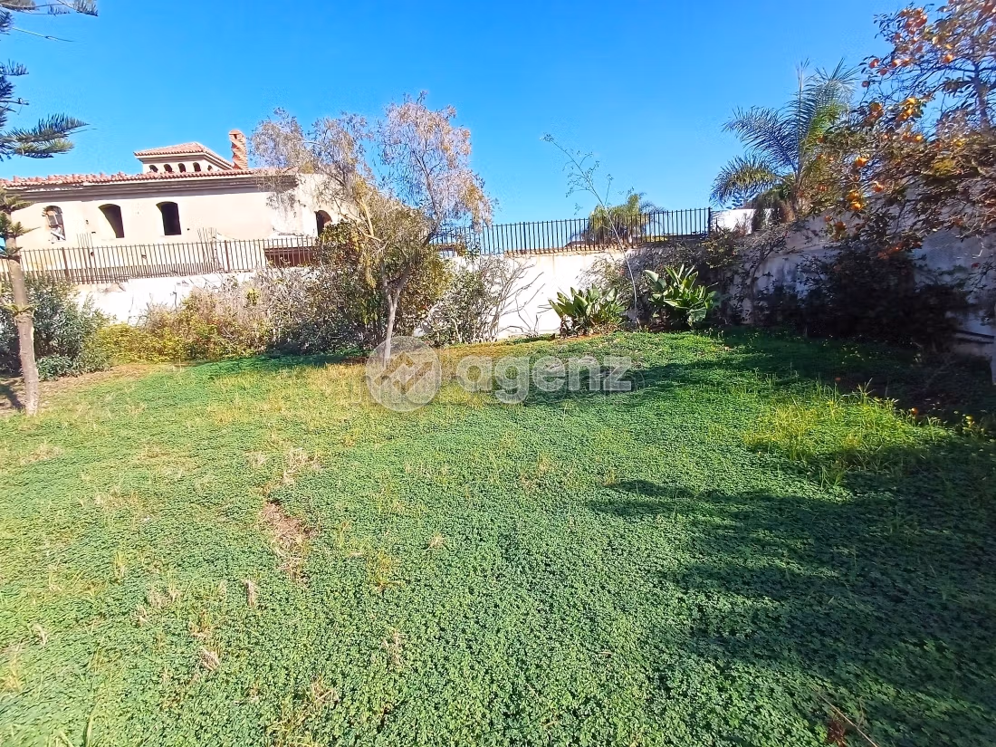 High quality villa for sale in Californie. Area of 3112 m². Green areas, Parking spaces for cars