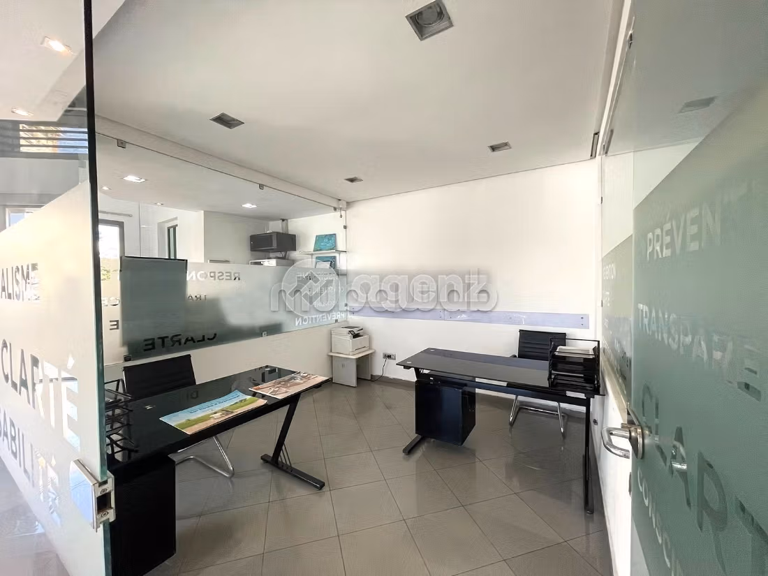 Offices & shops to rent in Val Fleury. Small area 108 m²