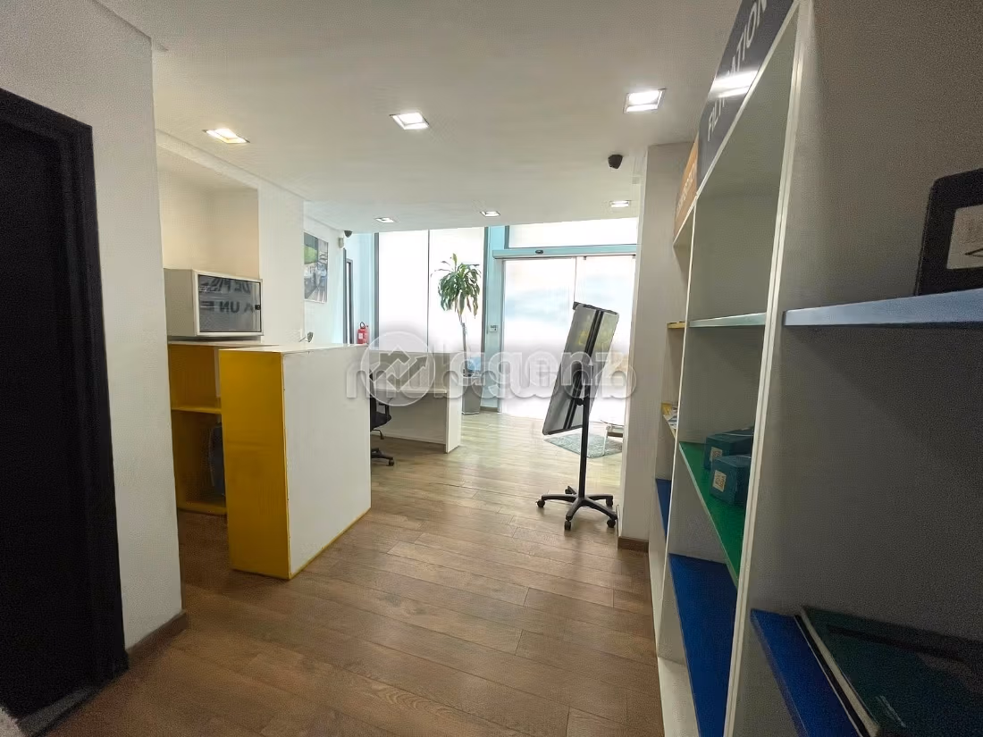 Offices & shops to rent in Val Fleury. Small area 108 m²