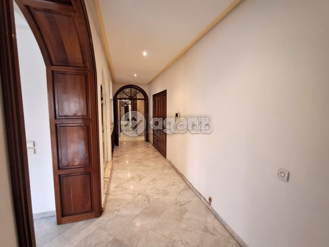 Apartment to purchase. Area 416 m². Lift and garage