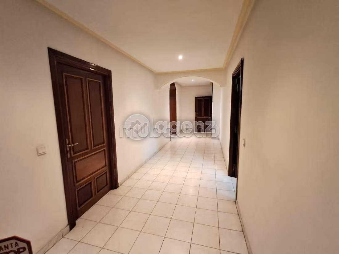 Apartment to purchase. Area 416 m². Lift and garage