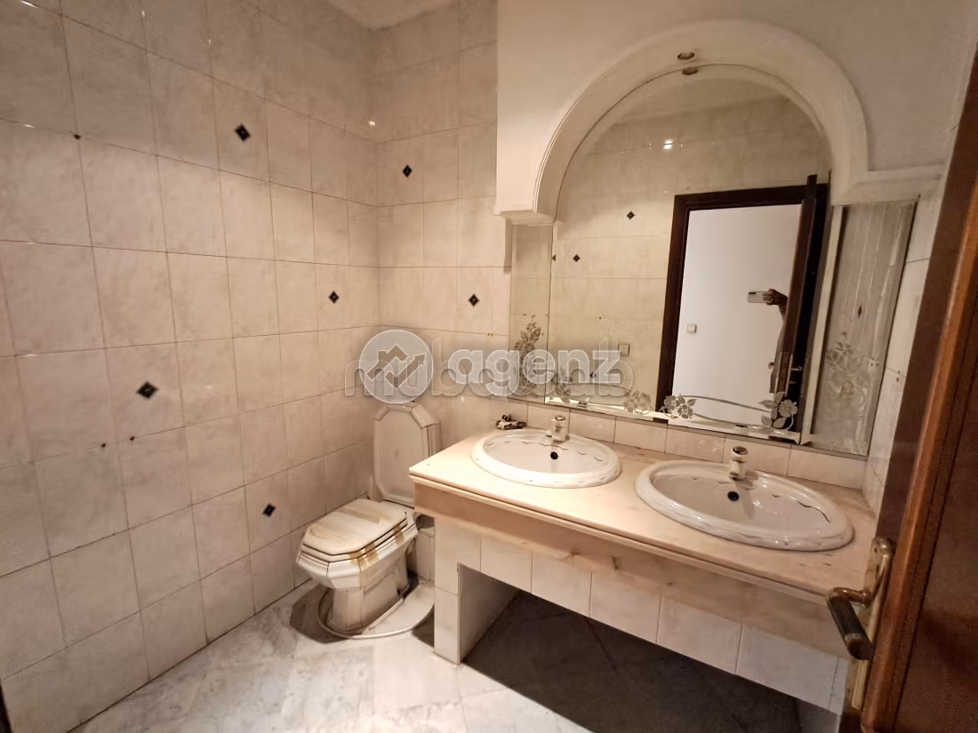Apartment to purchase. Area 416 m². Lift and garage
