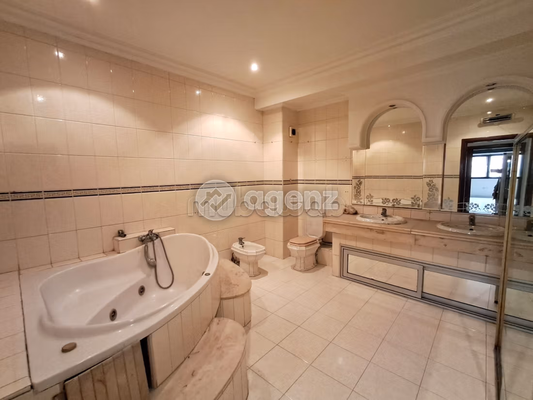 Apartment to purchase. Area 416 m². Lift and garage