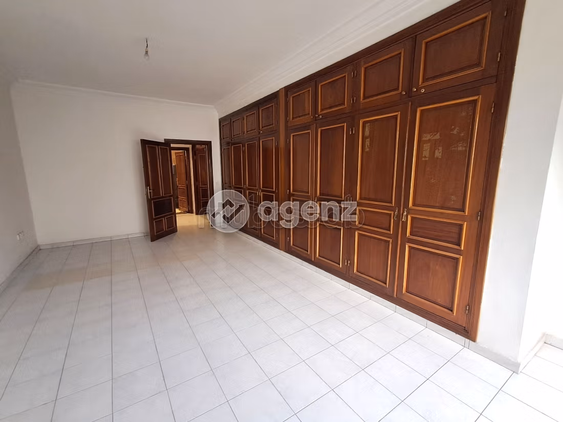 Apartment to purchase. Area 416 m². Lift and garage