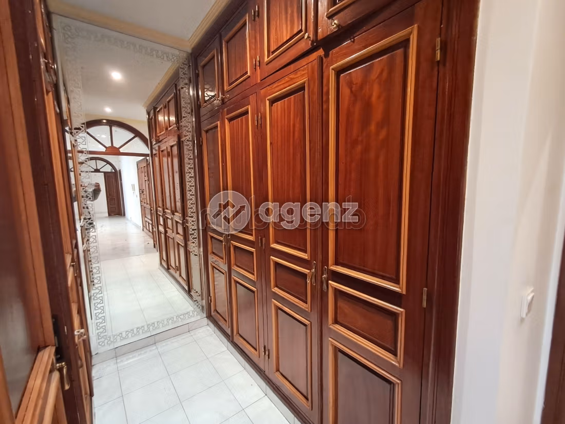 Apartment to purchase. Area 416 m². Lift and garage