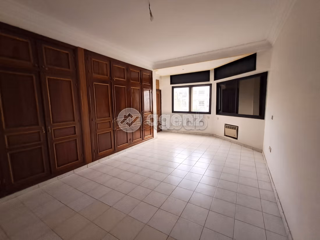 Apartment to purchase. Area 416 m². Lift and garage