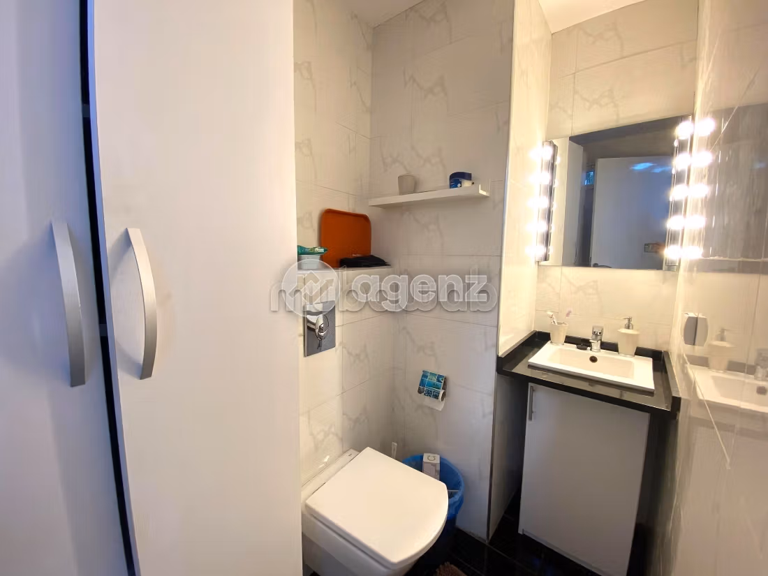 Kantoorruimte huren in Beauséjour. Oppervlakte 68 m². Lift en garage