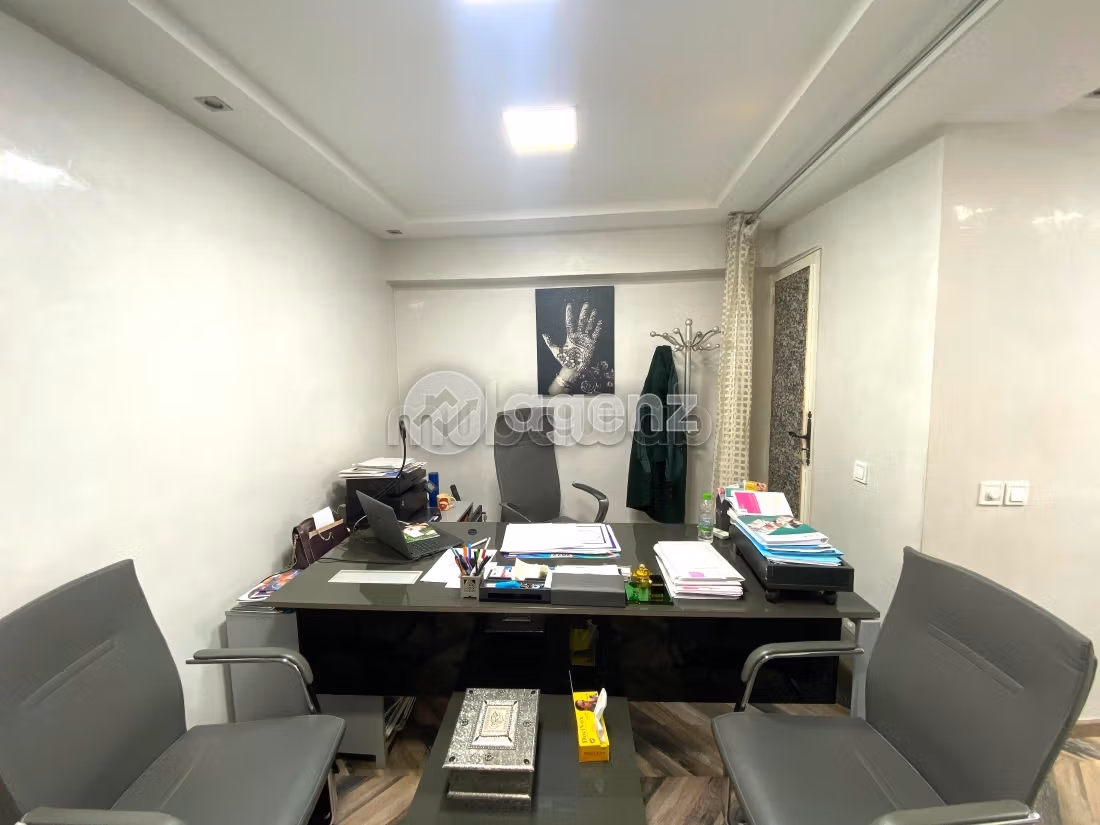Kantoorruimte huren in Beauséjour. Oppervlakte 68 m². Lift en garage