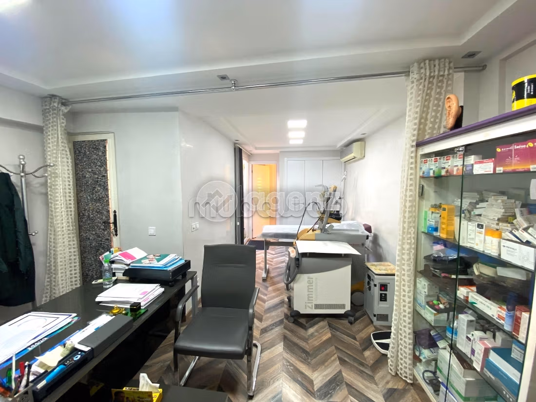 Kantoorruimte huren in Beauséjour. Oppervlakte 68 m². Lift en garage