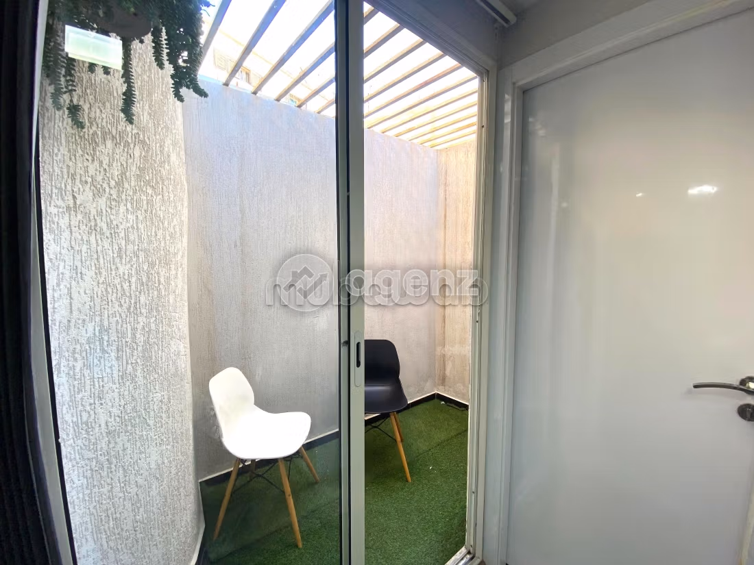 Kantoorruimte huren in Beauséjour. Oppervlakte 68 m². Lift en garage