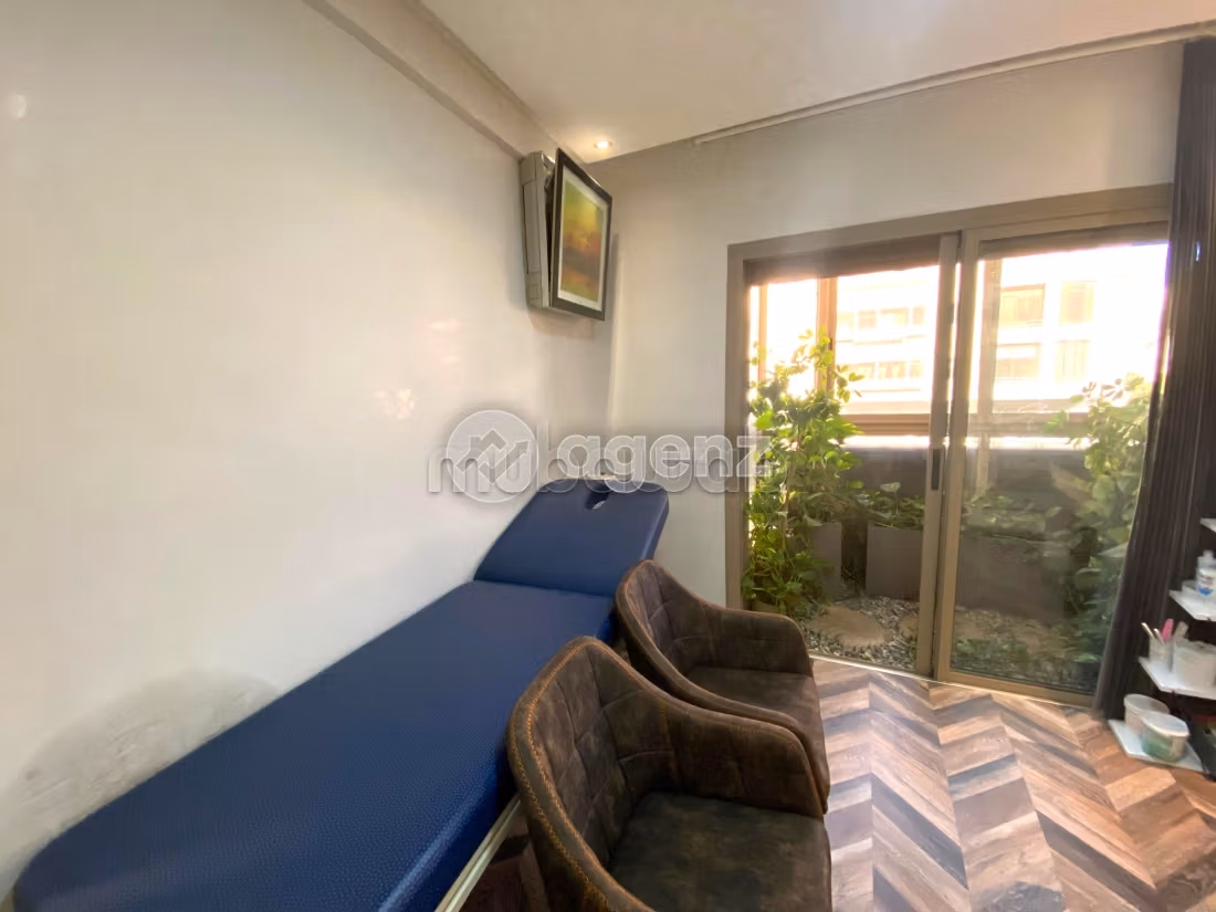 Kantoorruimte huren in Beauséjour. Oppervlakte 68 m². Lift en garage