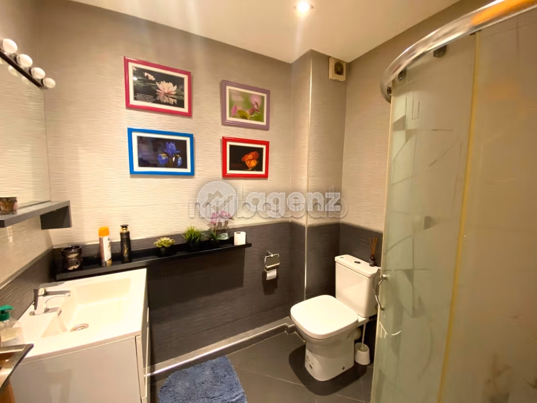Kantoorruimte huren in Beauséjour. Oppervlakte 68 m². Lift en garage