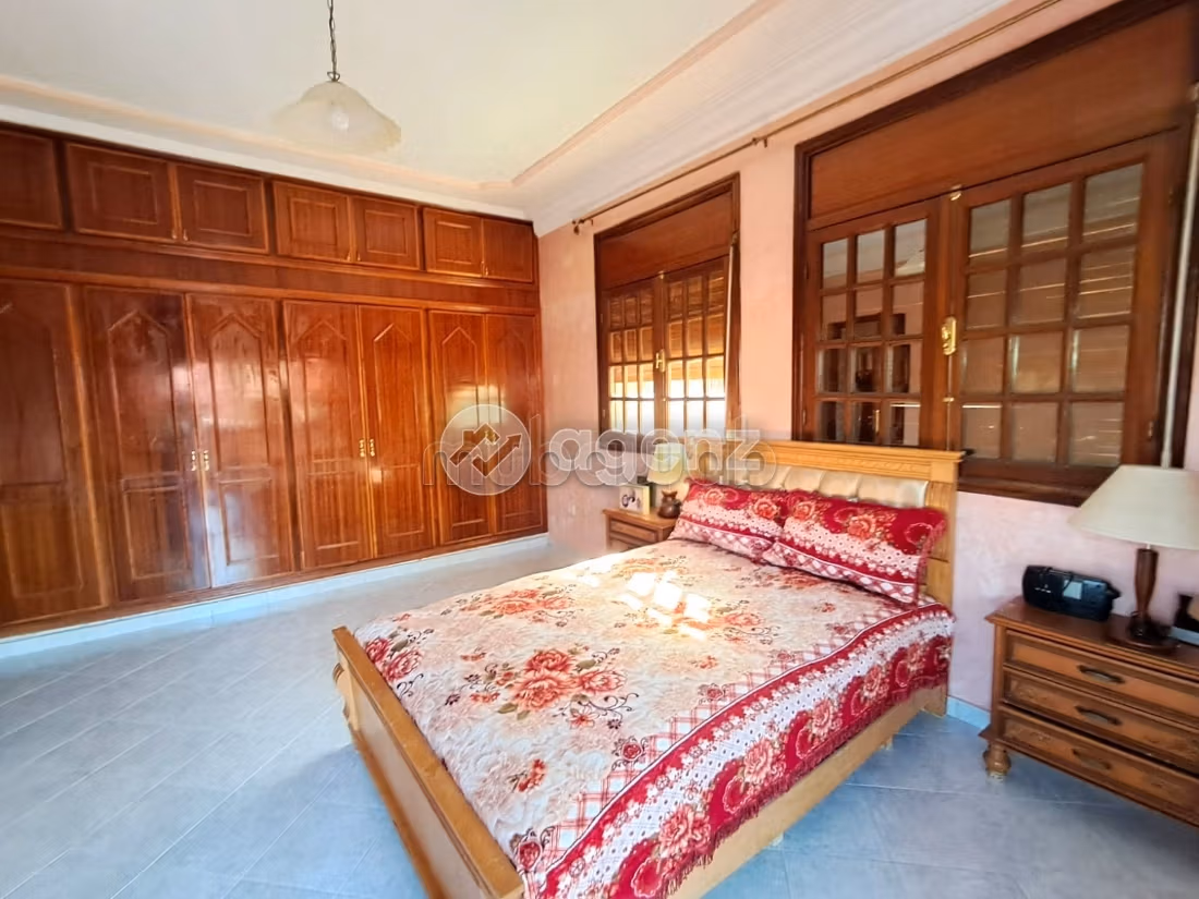 Fabulous house for sale in Californie. 9 rooms. Carpark, Balcony